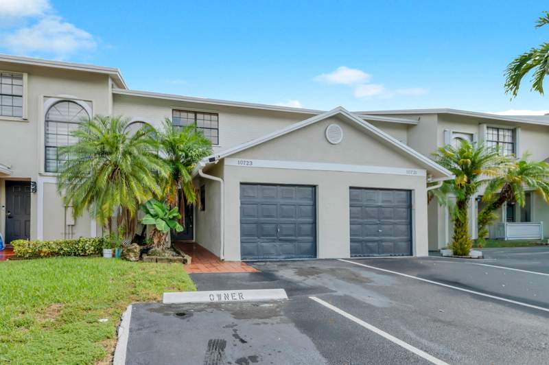 3 bedroom Townhouse at 10723 NW 11TH Street #10723, PEMBROKE POINTE SECTION THREE, Pembroke Pines — photo 2