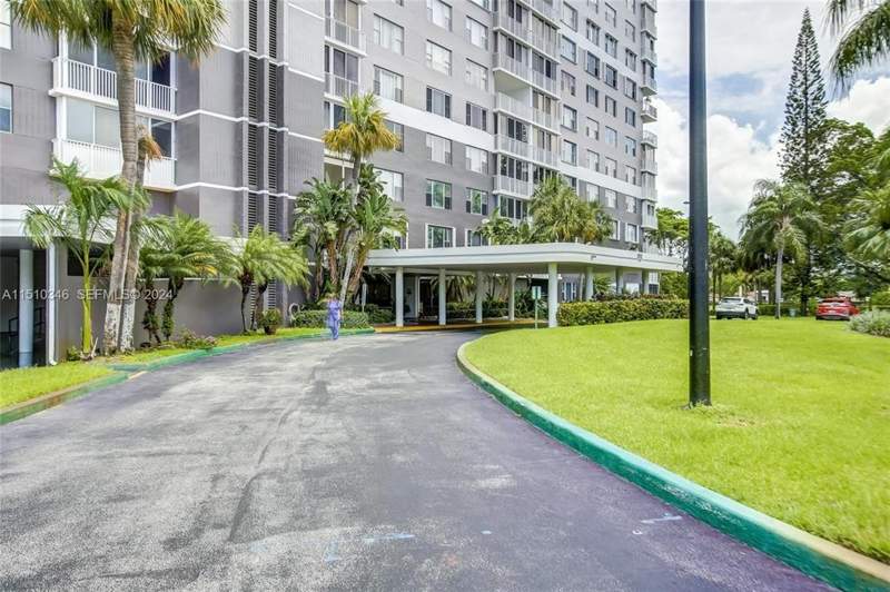 2 bedroom Condominium at 3850 Washington Street #812, Hillcrest East No 27 Condo Unit 812 Per Cdo Bk/Pg:, Hollywood — photo 2