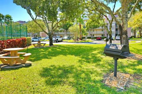 9968 N Belfort Circle, Tamarac FL - photo 7 of 9