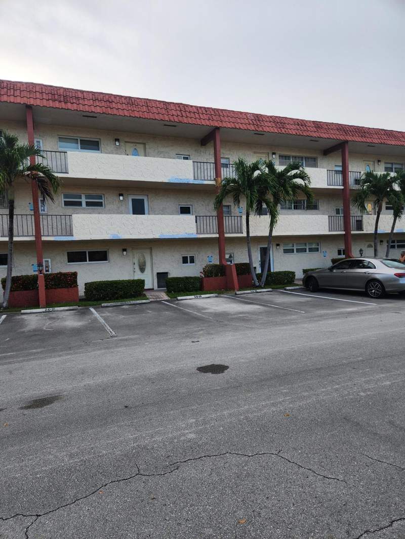 1 bedroom Condominium at 811 S Hollybrook Drive #206, Hollybrook Golf And, Pembroke Pines — photo 4