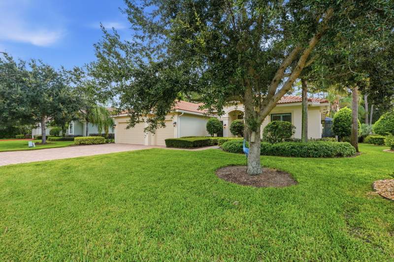 4 bedroom Single Family Residence at 2553 NW Crystal Lake Drive, The Falls Of Jensen Beach, Jensen Beach — photo 4