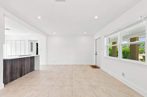 4841 NE 5th Terrace, Fort Lauderdale FL - photo 6 of 32