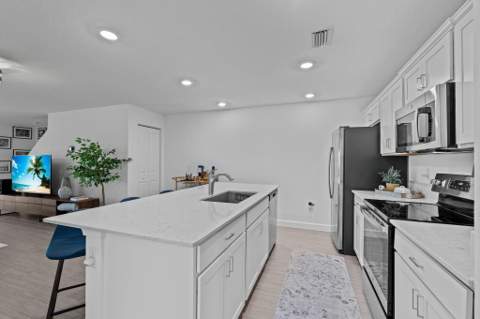6001 Woods Edge Circle, Riviera Beach FL - photo 10 of 50