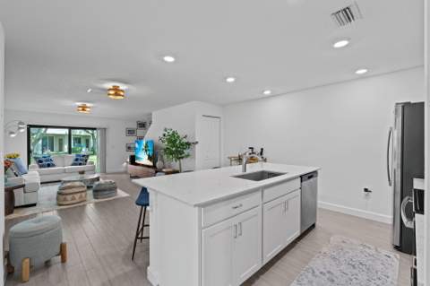 6001 Woods Edge Circle, Riviera Beach FL - photo 11 of 50