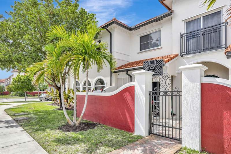 2 bedroom Townhouse at 3513 NW 29th Court, Bella Vista, Lauderdale Lakes — photo 2