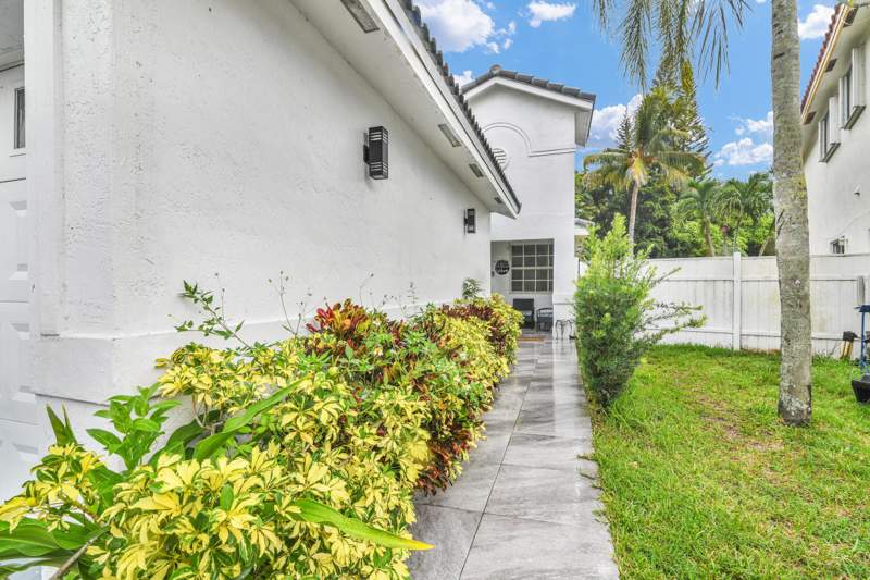 4 bedroom Single Family Residence at 651 SW 176th Avenue, Silver Lakes At Pembroke Pines, Pembroke Pines — photo 3