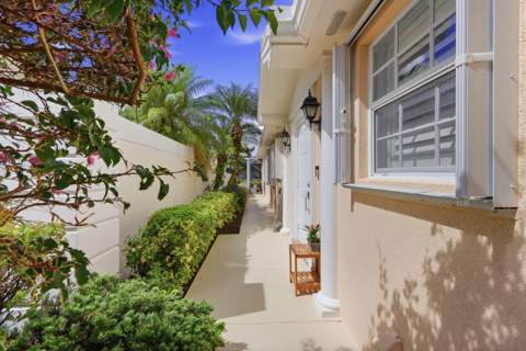 8450 Saint Johns Court, Wellington FL - photo 8 of 46