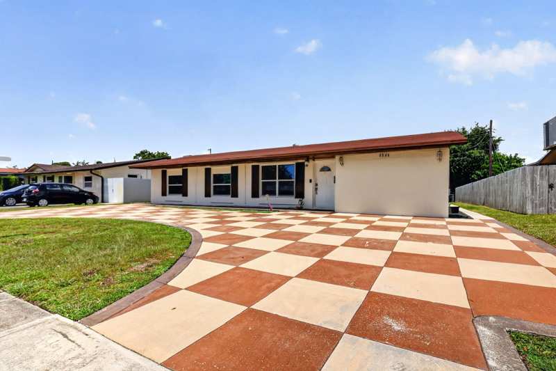 4 bedroom Single Family Residence at 2220 N 47th Avenue, Hollywood Hills Amen Plat, Hollywood — photo 1