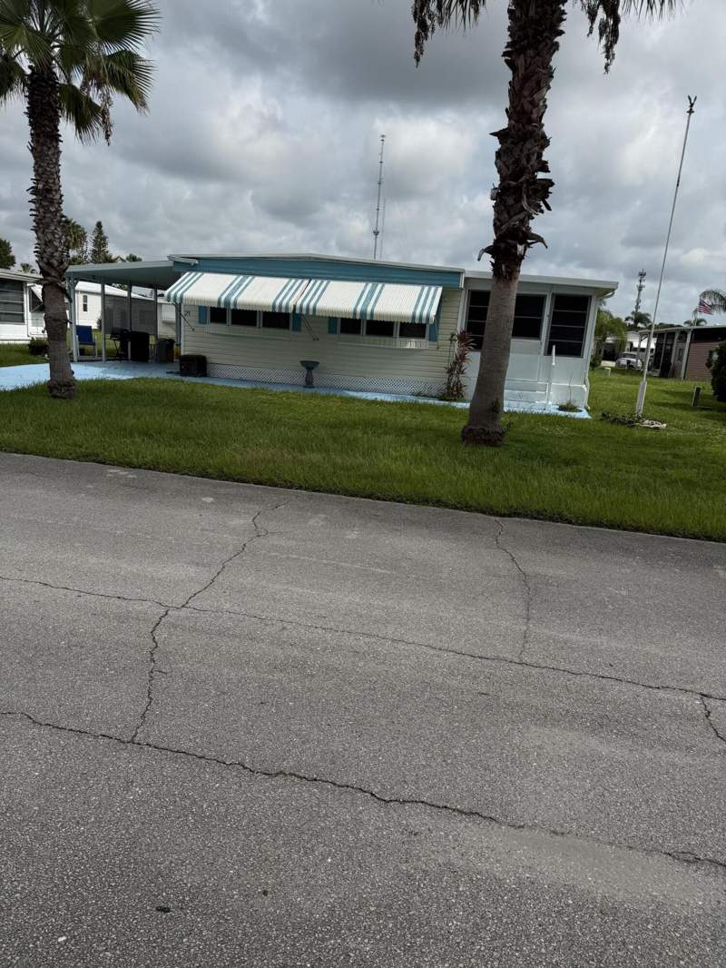 2 bedroom Manufactured Home at 29 Golf Drive, Spanish Lakes 1, Port St. Lucie — photo 2