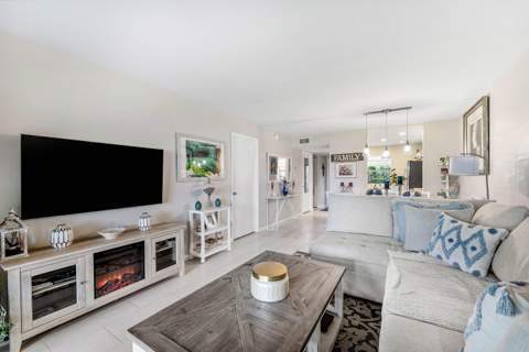 112 Lake Constance Drive, West Palm Beach FL - photo 7 of 20