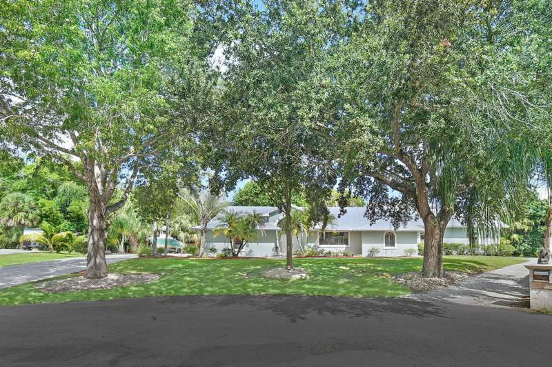 4 bedroom Single Family Residence at 1225 SW Magnolia Bluff Drive, MAGNOLIA BLUFF, Palm City — photo 2
