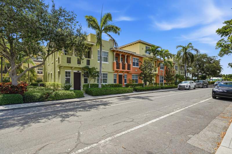 3 bedroom Townhouse at 219 N L Street #100, Coconut Walk Of Lake Worth, Lake Worth Beach — photo 2