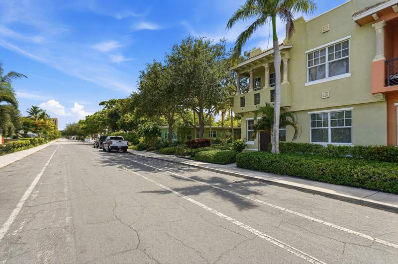 3 bedroom Townhouse at 219 N L Street #100, Coconut Walk Of Lake Worth, Lake Worth Beach — photo 4