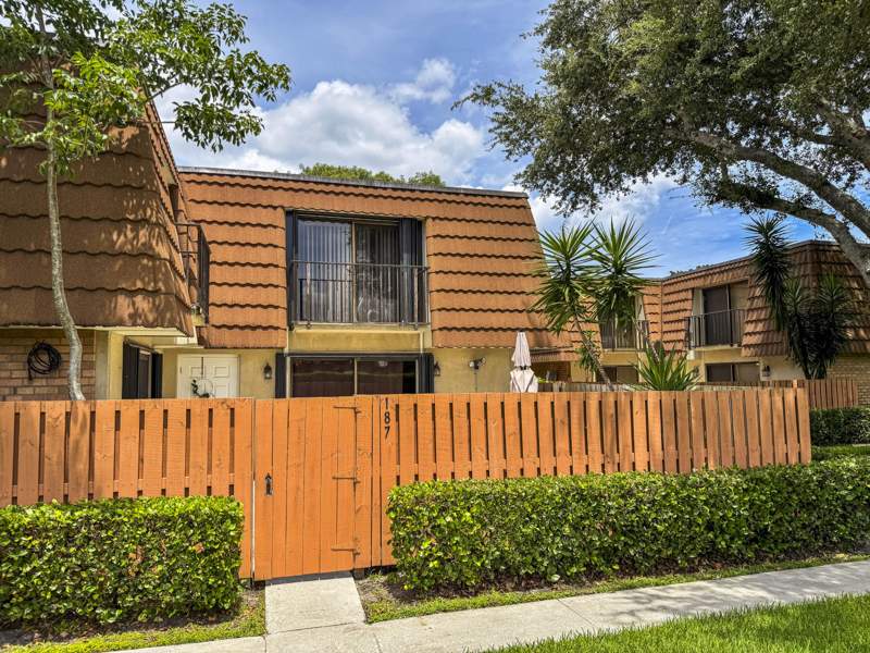 2 bedroom Townhouse at 187 Charter Way, Village of Sandalwood Lakes North, West Palm Beach — photo 3