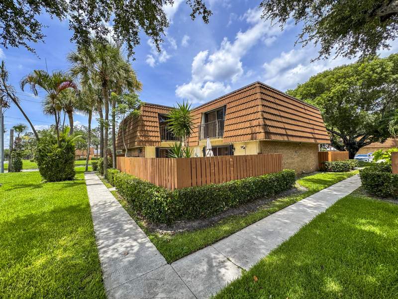 2 bedroom Townhouse at 187 Charter Way, Village of Sandalwood Lakes North, West Palm Beach — photo 2