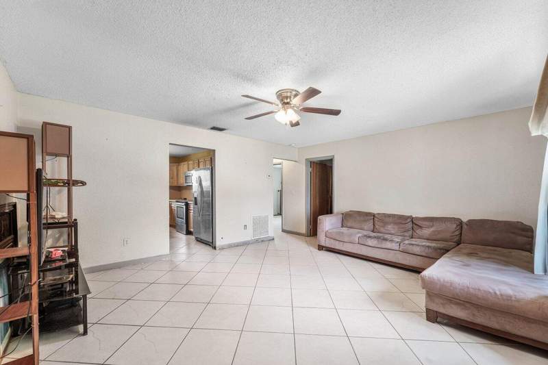 2 bedroom Single Family Residence at 2011 SW 99th Terrace, Everglades Sugar & Land Co, Miramar — photo 3