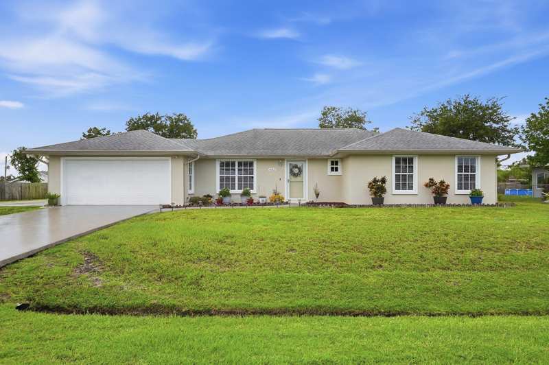 3 bedroom Single Family Residence at 482 SE Galleon Lane, Port St Lucie Section 6, Port St. Lucie — photo 1
