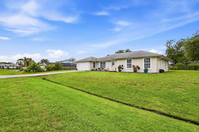 3 bedroom Single Family Residence at 482 SE Galleon Lane, Port St Lucie Section 6, Port St. Lucie — photo 4