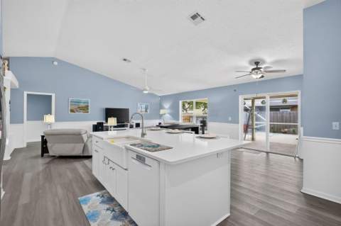 8295 Sandpine Circle, Port St. Lucie FL - photo 18 of 47