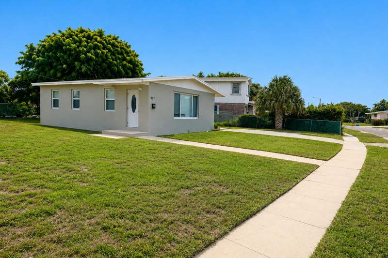 3 bedroom Single Family Residence at 807 Handy Ave Avenue, Roosevelt Ests Repl In 26 Pgs 77 & 78, West Palm Beach — photo 2