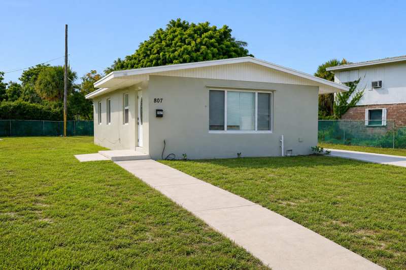 3 bedroom Single Family Residence at 807 Handy Ave Avenue, Roosevelt Ests Repl In 26 Pgs 77 & 78, West Palm Beach — photo 1