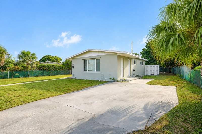 3 bedroom Single Family Residence at 807 Handy Ave Avenue, Roosevelt Ests Repl In 26 Pgs 77 & 78, West Palm Beach — photo 3