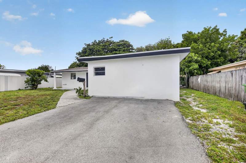 5 bedroom Single Family Residence at 1111 SW 31st Avenue, Melrose Park Section 3, Fort Lauderdale — photo 3