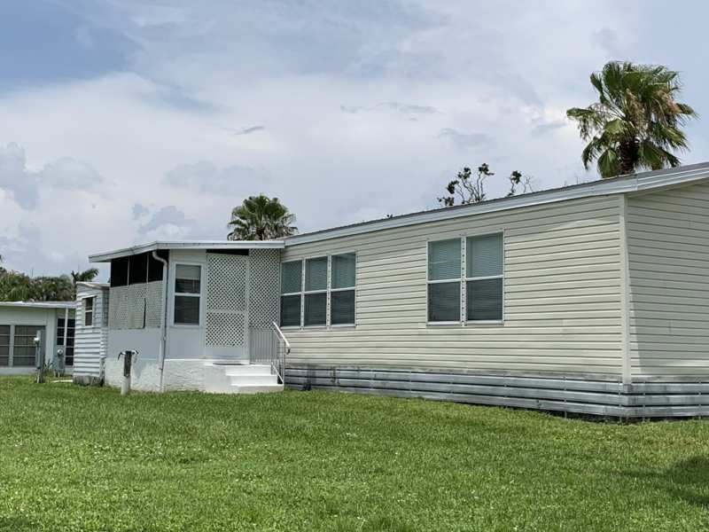 3 bedroom Mobile Home at 28 SE Flamenco Way, Spanish Lakes One, Port St. Lucie — photo 1