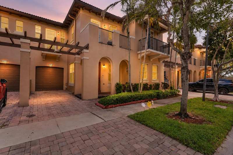3 bedroom Townhouse at 4414 Morgan Lane, Pine Island Commerical, Davie — photo 1