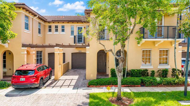 3 bedroom Townhouse at 4414 Morgan Lane, Pine Island Commerical, Davie — photo 2
