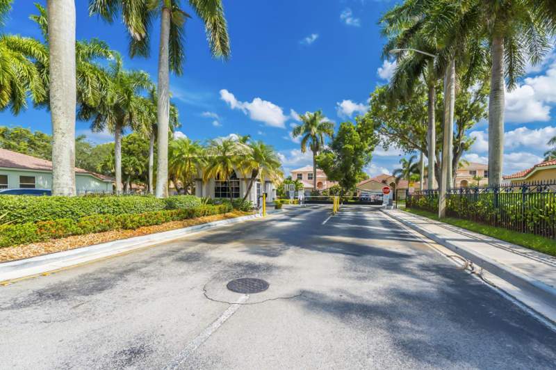 4 bedroom Single Family Residence at 2772 SW 135th Avenue, Pod 8 At Monarch Lakes, Miramar — photo 3