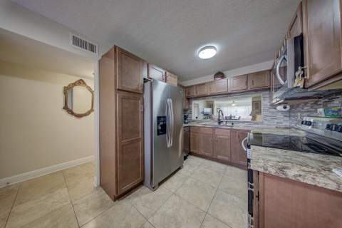7650 Tahiti Lane #105, Lake Worth FL - photo 11 of 30