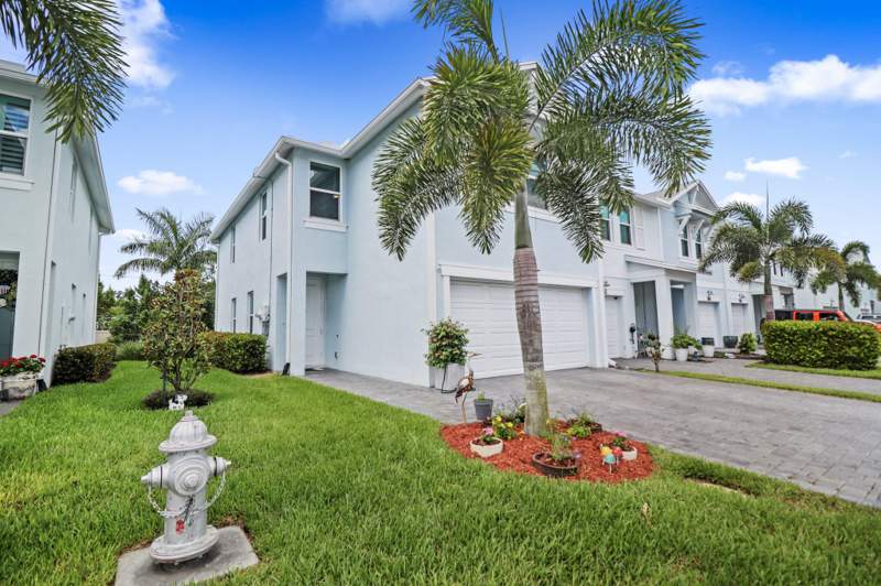 3 bedroom Townhouse at 384 SE Sea Hunt Way, Seaside, Stuart — photo 2