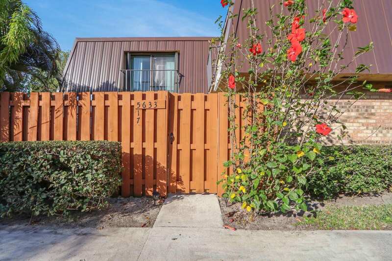 2 bedroom Townhouse at 5633 SE Windsong Lane, Emerald Lakes, Stuart — photo 1