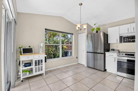 7285 Burgess Drive, Lake Worth FL - photo 6 of 37