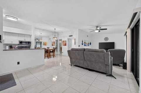 9474 S Belfort Circle #206, Tamarac FL - photo 10 of 33
