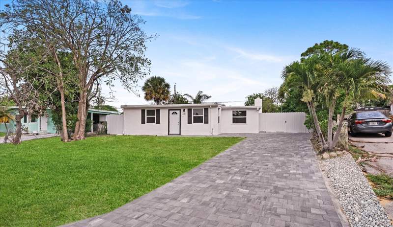 4 bedroom Single Family Residence at 431 Ficus Tree Drive, San Castle 1st And 2nd Adds, Lantana — photo 2