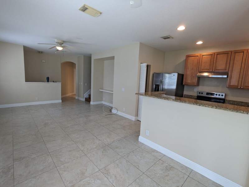 2 bedroom Townhouse at 3189 Laurel Ridge Circle, Thousand Oaks, Riviera Beach — photo 4