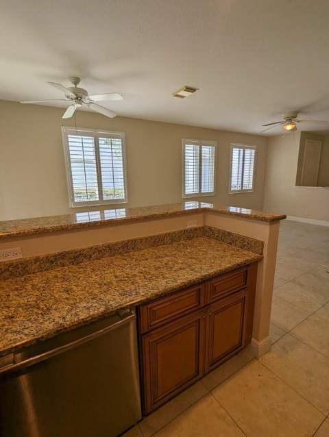 3189 Laurel Ridge Circle, Riviera Beach FL - photo 6 of 20