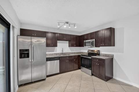 744 Springdale Circle, Palm Springs FL - photo 17 of 40