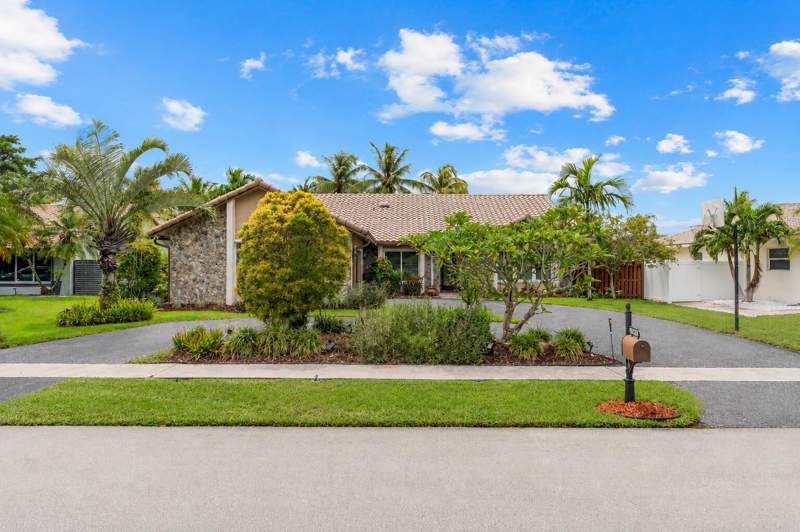 4 bedroom Single Family Residence at 1491 NW 99th Avenue, Jacaranda Lakes , Plantation — photo 4