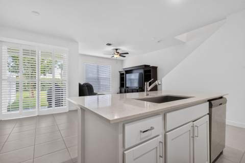 4168 Lagoon Shore Drive, Lake Worth FL - photo 7 of 32