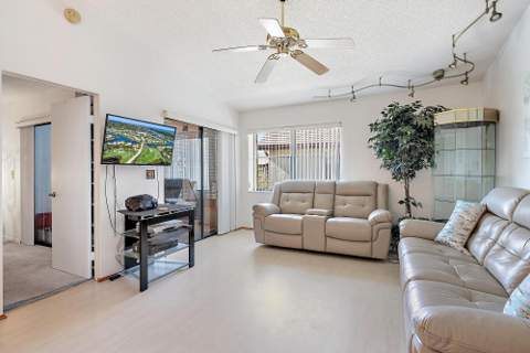 7633 Tahiti Lane #204, Lake Worth FL - photo 6 of 12