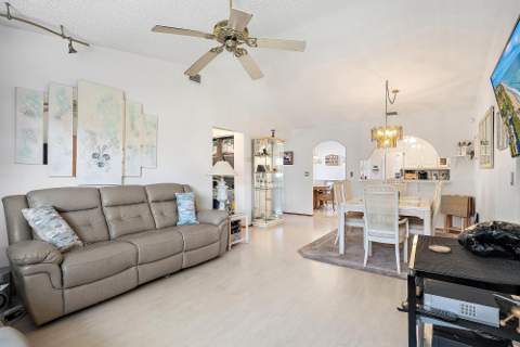 7633 Tahiti Lane #204, Lake Worth FL - photo 7 of 12