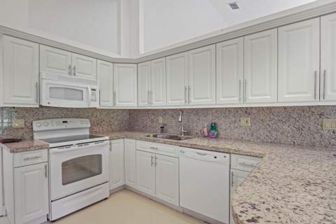 7003 Golf Pointe Circle, Tamarac FL - photo 16 of 55