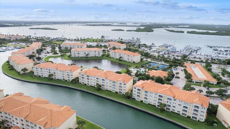 2 bedroom Condominium at 5 Harbour Isle Drive #103 Garage option, Harbour Isle At Hutchinson Island, Fort Pierce — photo 4