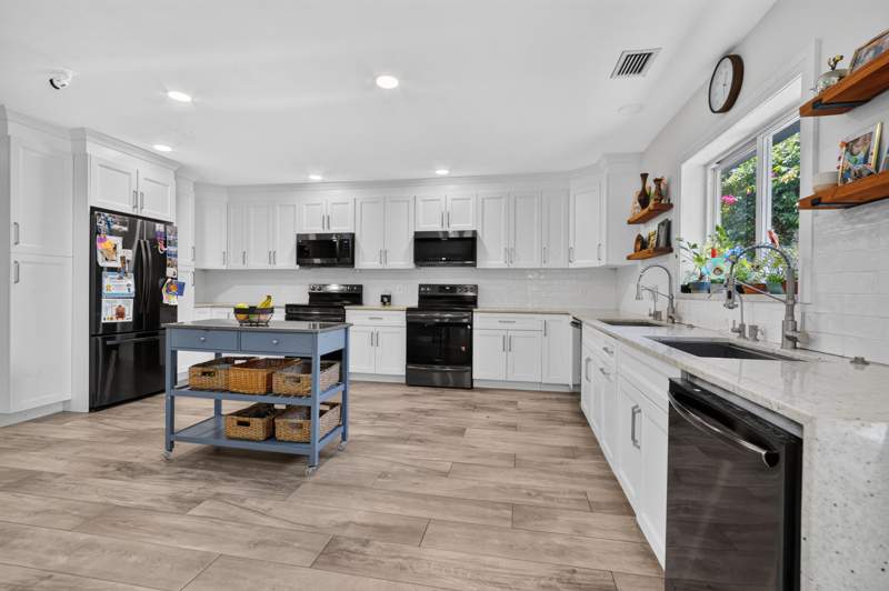 4 bedroom Single Family Residence at 9404 NW 37th Court, Broken Woods Estates, Coral Springs — photo 4