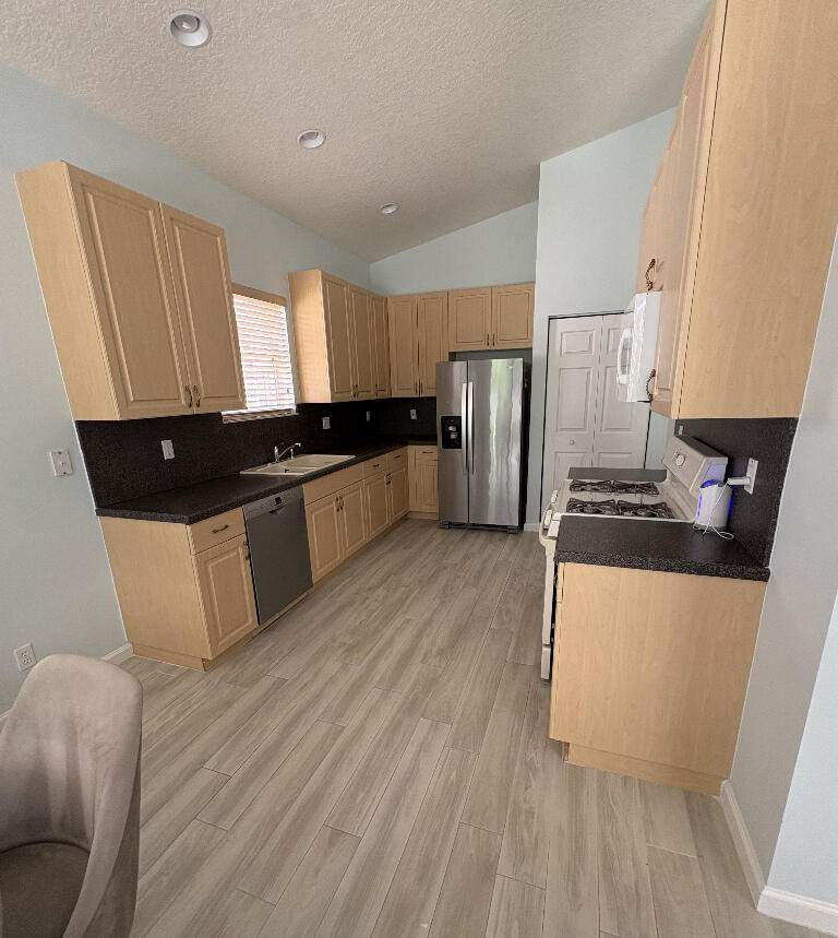 3 bedroom Single Family Residence at 172 NW Lawton Road, Cascades At St Lucie , Port St. Lucie — photo 3