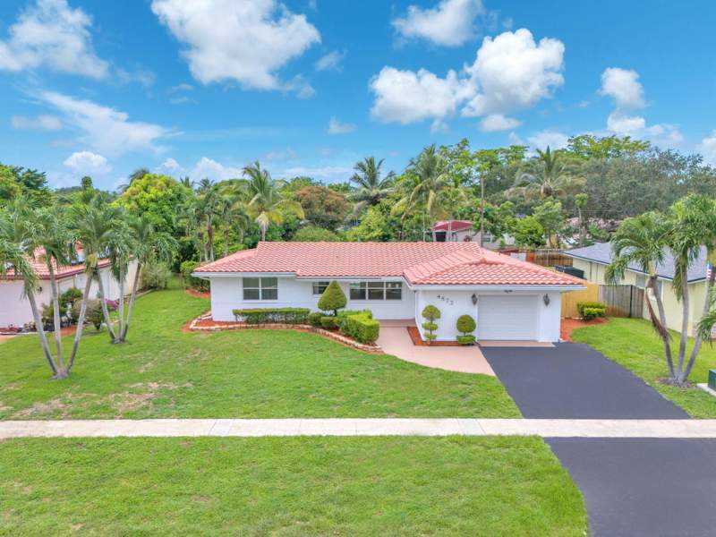 4 bedroom Single Family Residence at 4872 NW 6th Court, Breezeswept Park Estates, Plantation — photo 2
