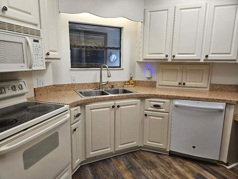 2 bedroom Manufactured Home at 7680 SE Shenandoah Drive, Cambridge At Heritage Ridge, Hobe Sound — photo 3